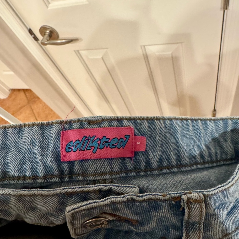 Edikted Raelynn Washed Low Rise Jeans - Picture 7 of 7